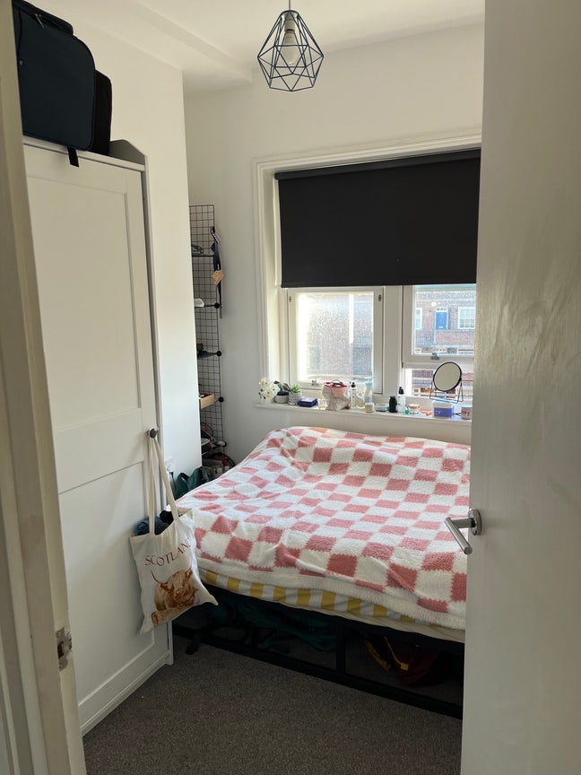 Sunny cozy double room with friendly flatmate  Main Photo