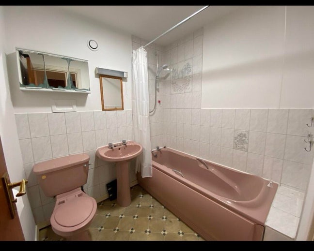 1 furnished room available for rent in city center Main Photo