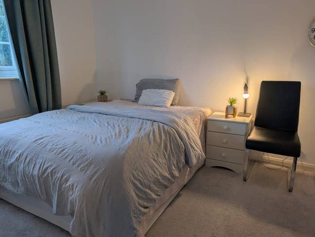 Room available - Female Preferred - family home Main Photo