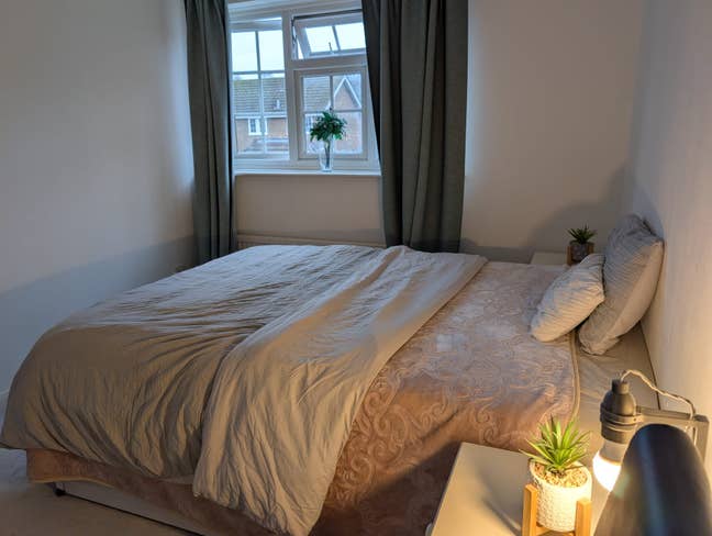 Room available - Female Preferred - family home Main Photo