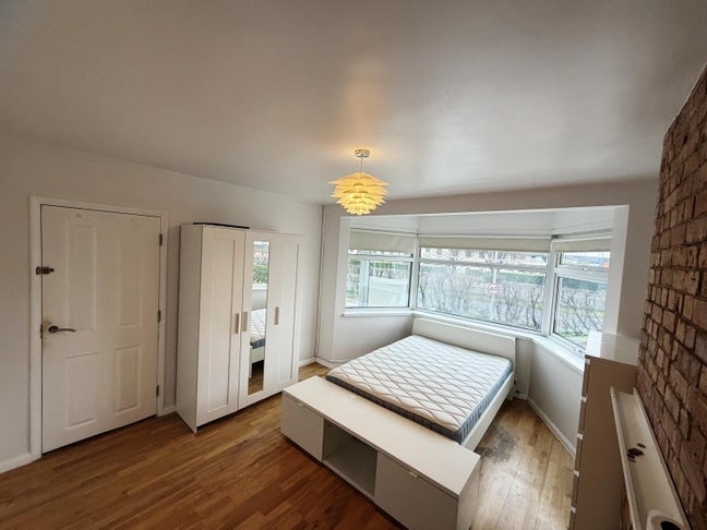  Large & Bright Double bedroom All included Main Photo