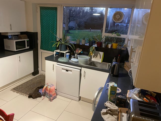 Double Room available in spacious 3-bed flat Main Photo