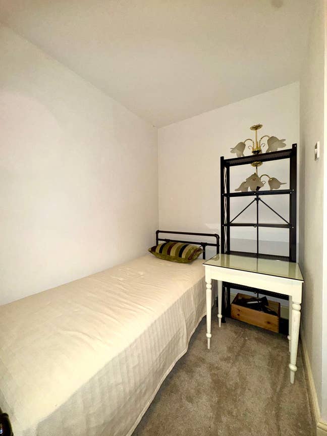 Room in Knaphill Main Photo