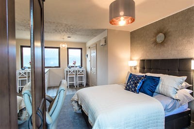 Comfortable Studio with ensuite, 5 min walk QEH Main Photo