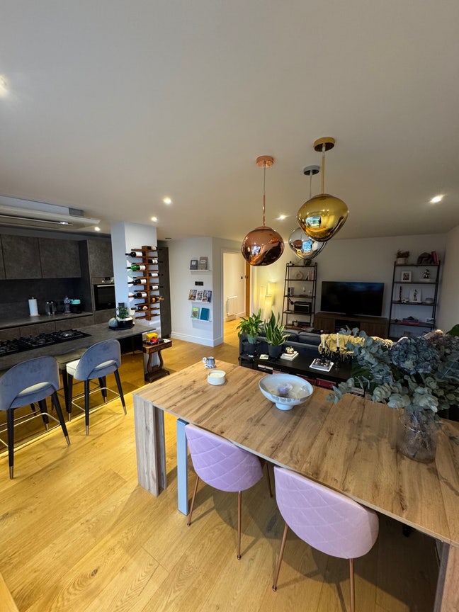 Large en-suite double bedroom - East India  Main Photo