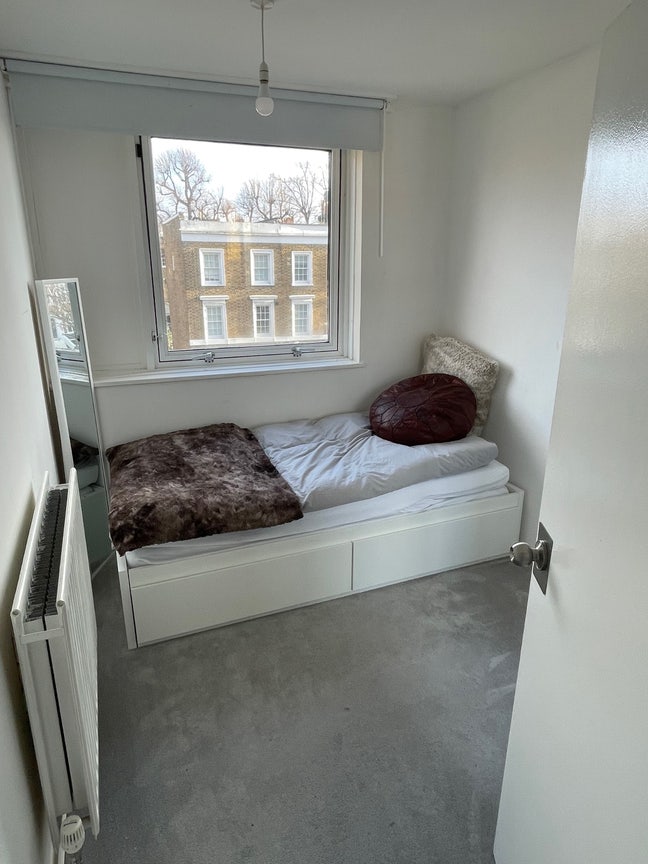 Small Double Bedroom in W11 (bills included) Main Photo