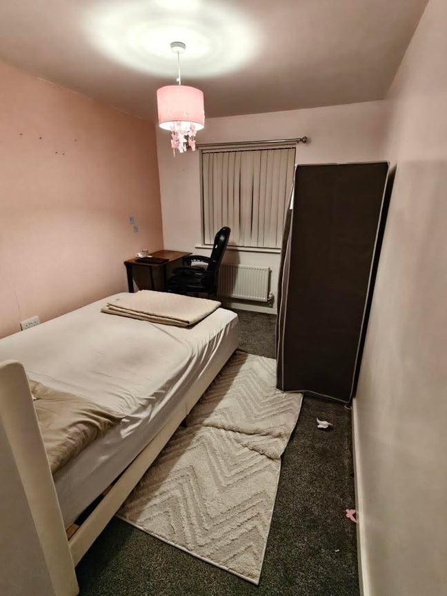 Spacious double room available in Atherton!  Main Photo