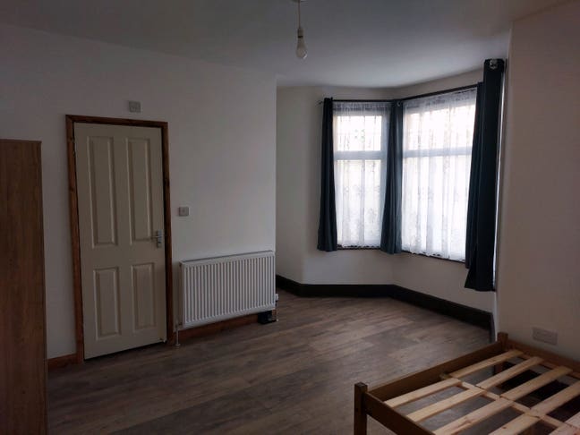 *  * own bathroom * * Clean & Tidy - Must see Main Photo