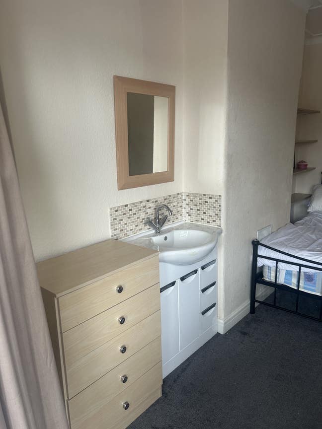 URGENT!! Room to Rent Main Photo