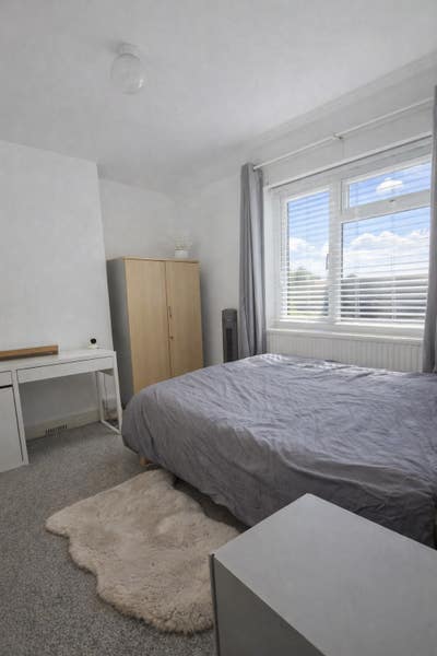 Large Double Bedroom for Rent - Bills Included Main Photo