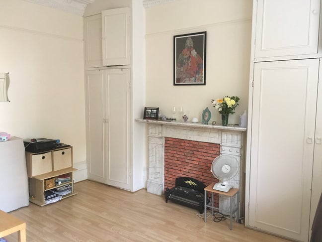 Large and bright studio flat to let Main Photo