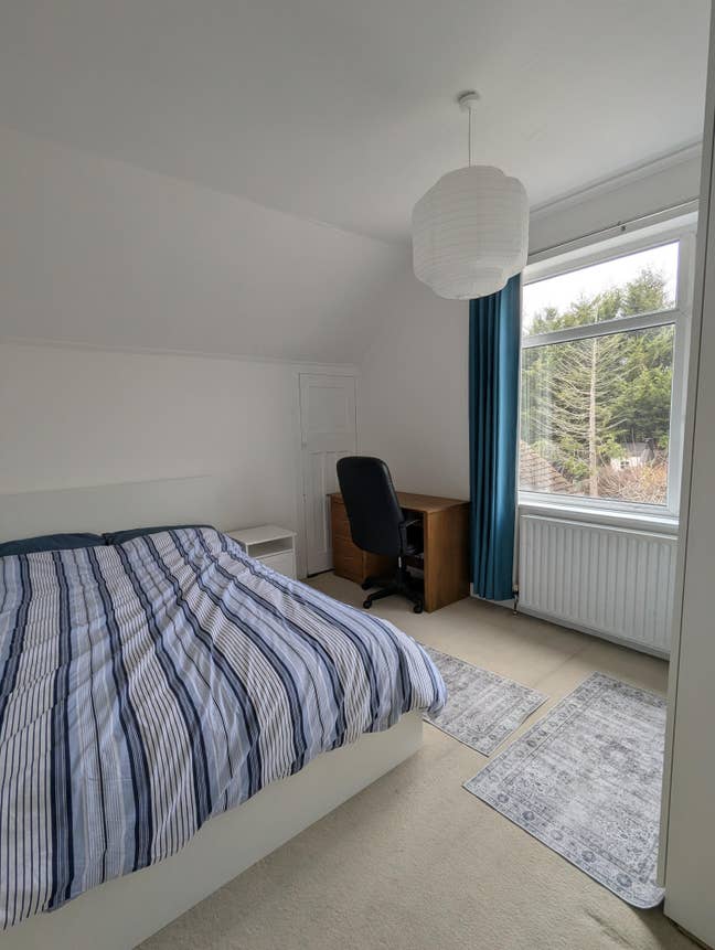 Double room,king size comfy bed, desk & wardrobe Main Photo