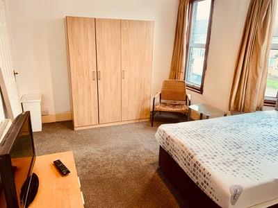 Large double room in a house Main Photo