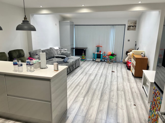 Bright room with great transport connectivity Main Photo