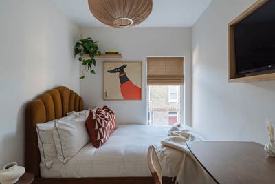 First-Floor Double Room Moments From The Station Main Photo