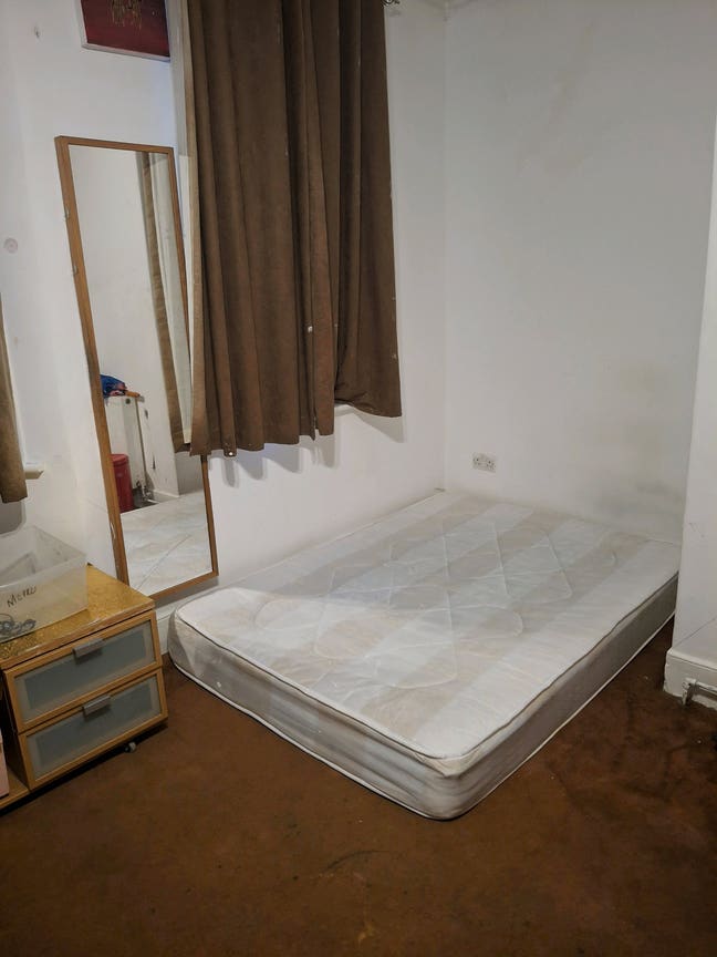 Spare room available Main Photo