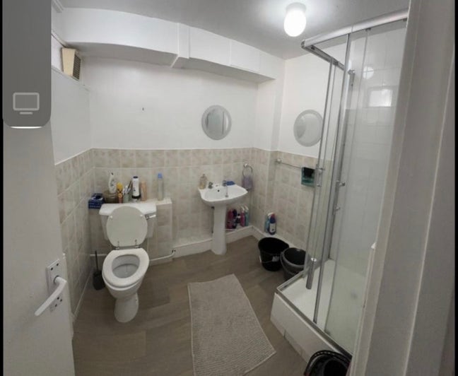 Refurbished Double Rooms - Central Thamesmead Main Photo