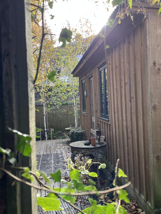 Self contained garden cabin Main Photo