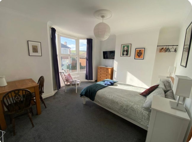 Rooms and studio with kitchen/s available Main Photo