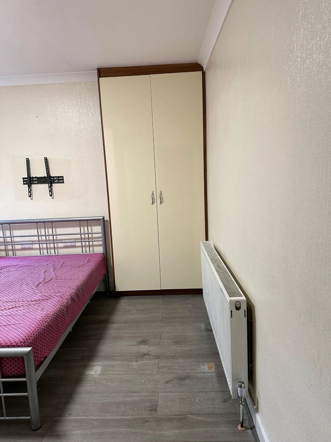 Spacious Double Bedroom Main Photo