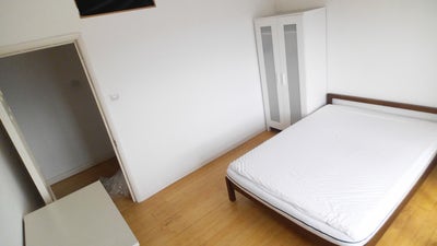 Large double room very close to station! Main Photo