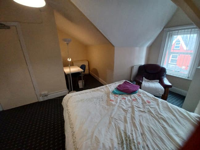 1 Room free NOW Main Photo