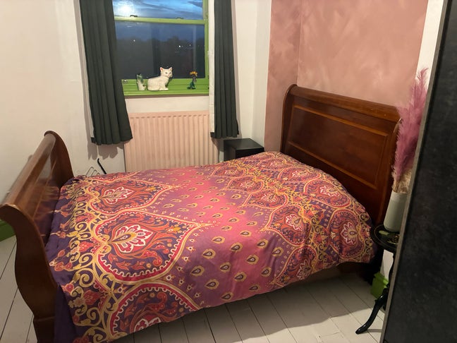 Sunny double bedroom.  Main Photo