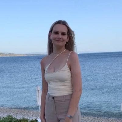 Professional Female seeks a double room Main Photo