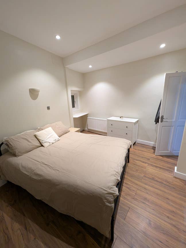 Spacious King Room in Quiet, Well-Located Flat Main Photo