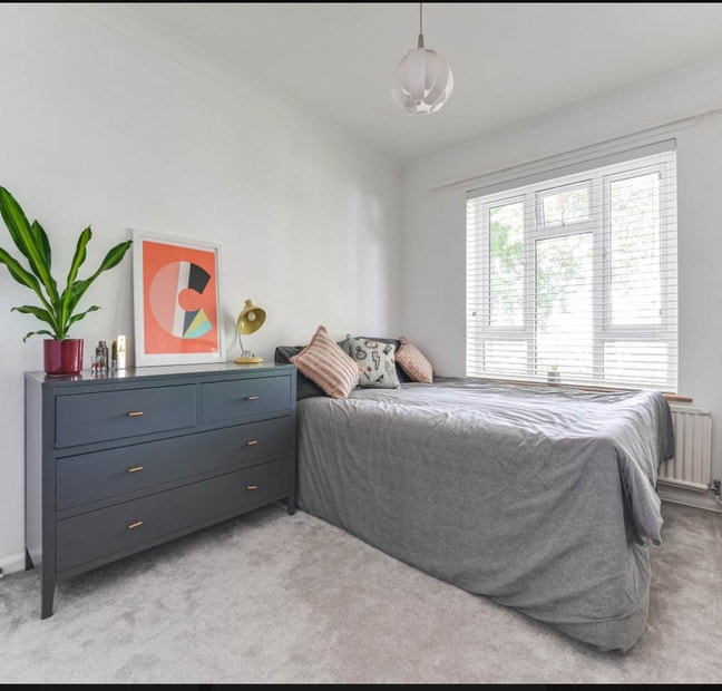 Double room in quiet street near station & heath Main Photo