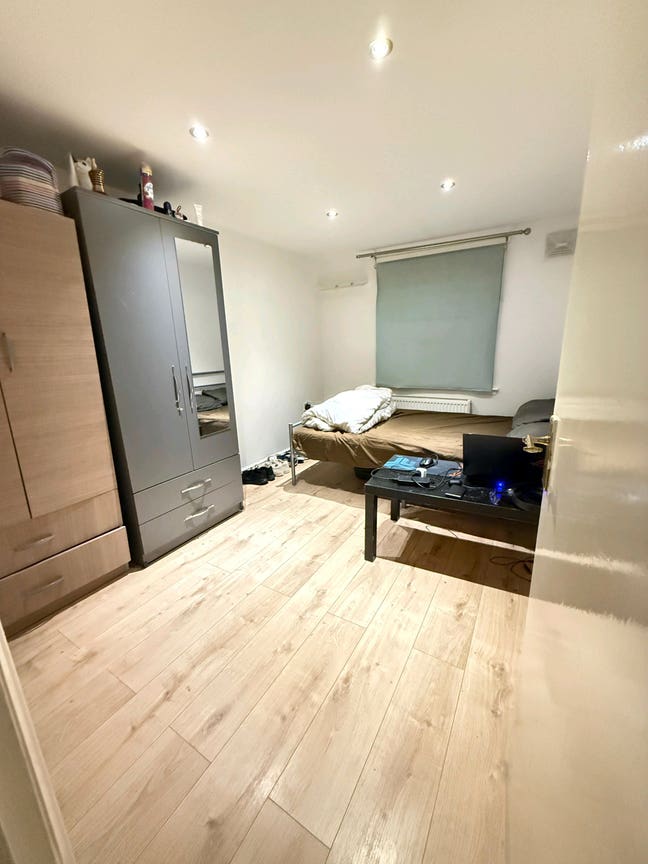 Large Single Room Available Immediately! Main Photo