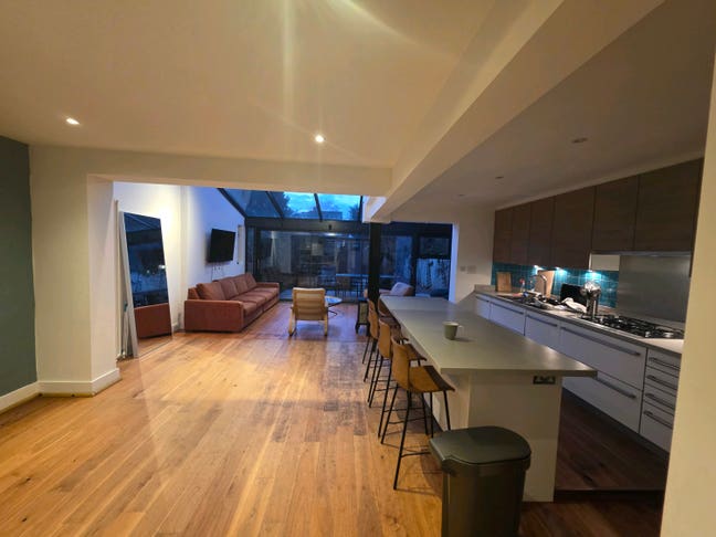 Double room in spacious houseshare Main Photo