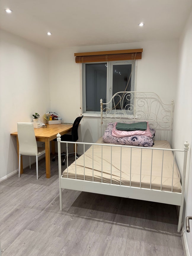 Spacious Double bedroom in 1 bhk flat female pref Main Photo