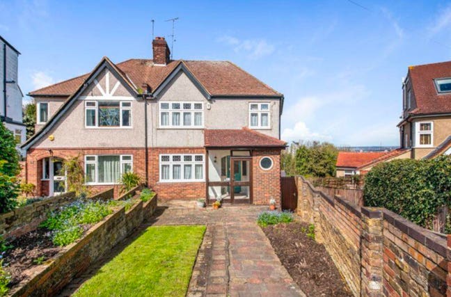 Double Room Available in Friendly Home Main Photo