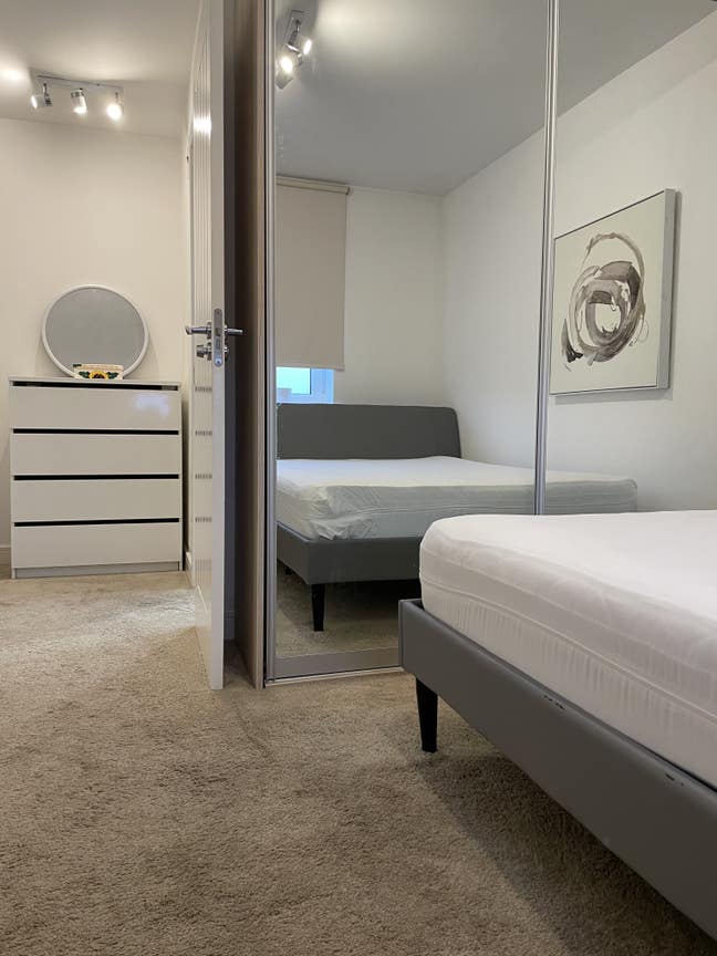 Master En-suite Bedroom.Top Floor apt. Bills Inc.  Main Photo