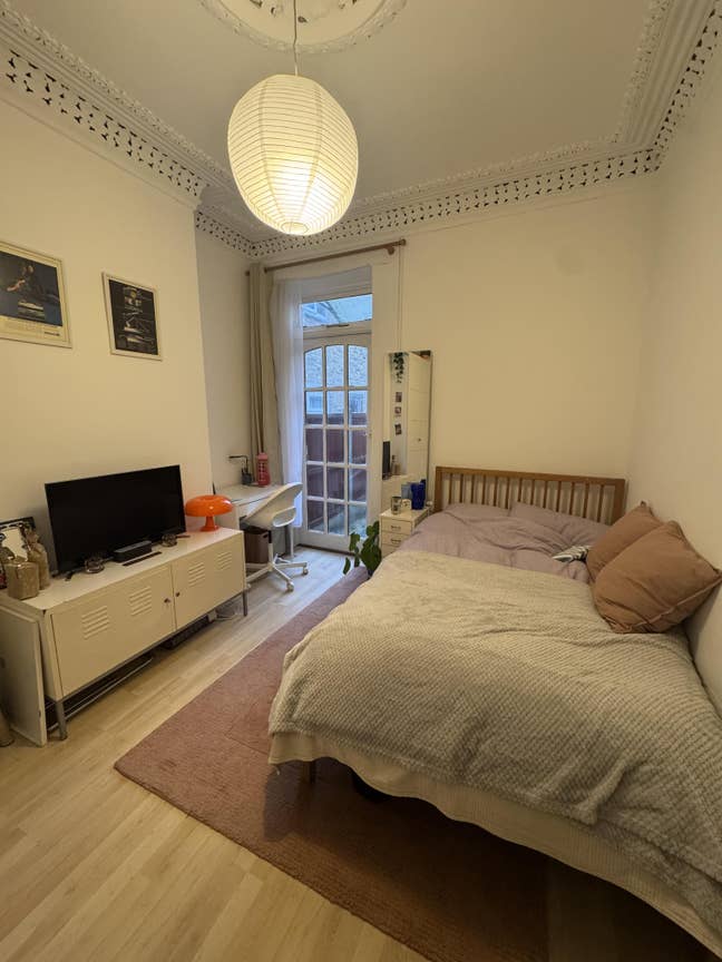 Double Bedroom Available in Fully Furnished 2-Bed  Main Photo