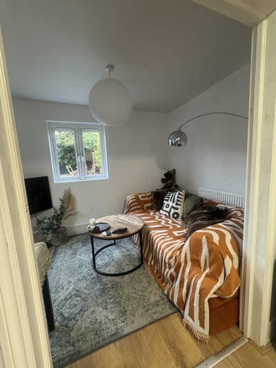 Double Bedroom Available in Fully Furnished 2-Bed  Main Photo