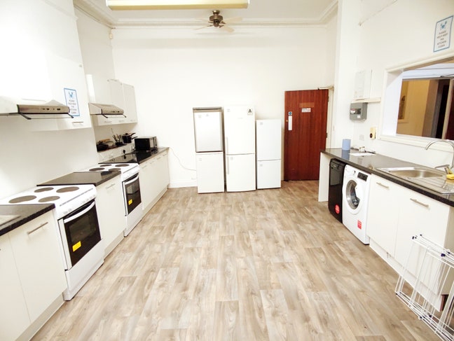 Very Central Large House with Large Room Main Photo