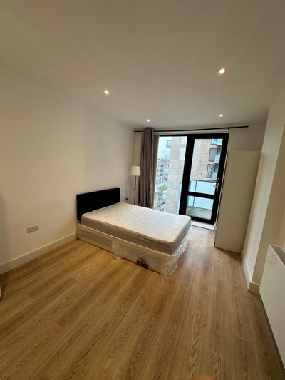 Large DOUBLE Room In E14 Poplar Area Main Photo