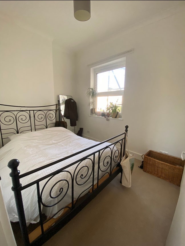 Spare room in cozy flat  Main Photo