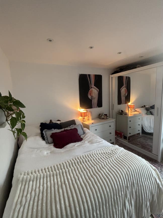 Lovely two bed in Hackney with balcony Main Photo