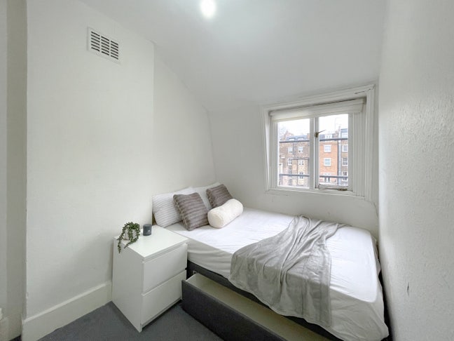 Bright Double Room in a Modern Bayswater Flat Main Photo