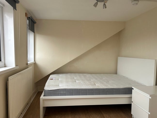Top floor room to rent in central Dalston. Main Photo