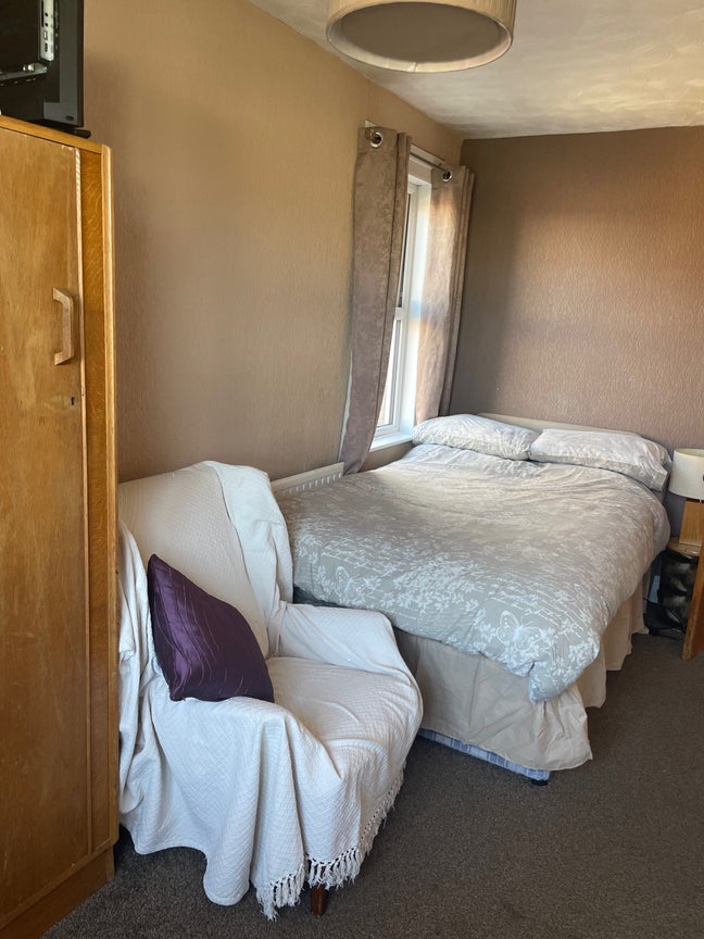 One room in quiet family home.  Main Photo