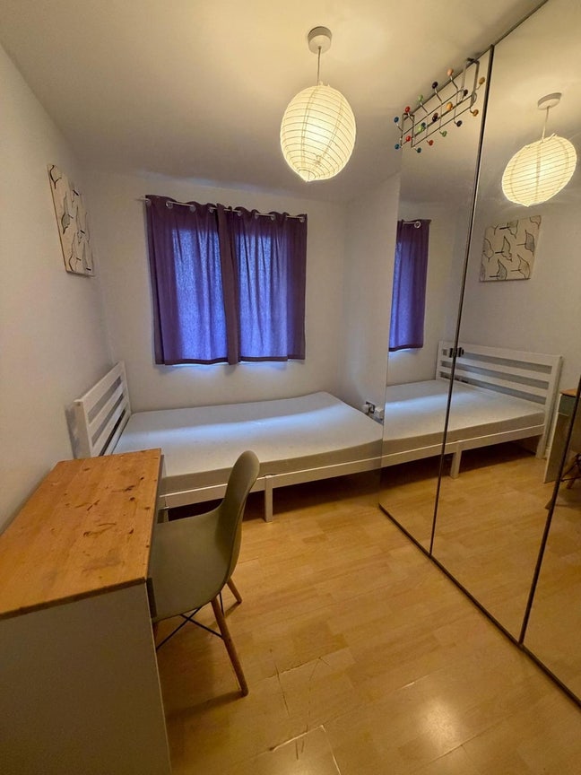 Top floor double room, 5mins to Canary Wharf  Main Photo