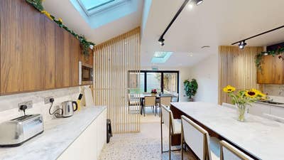 New Modern Ensuite & Kitchenette Room Main Photo