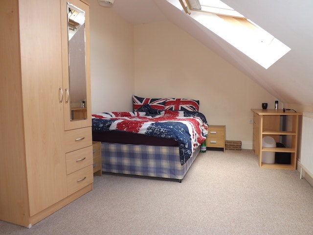 Contemporary en-suite near Edgware Town Centre Main Photo