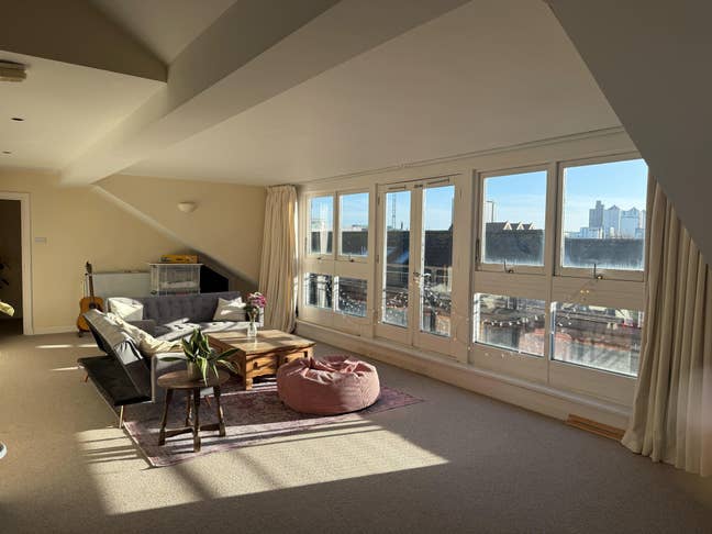 En-suite bedroom in HUGE Putney flat  Main Photo