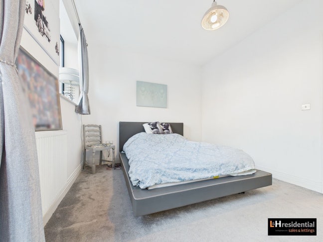 Large double room to rent Main Photo