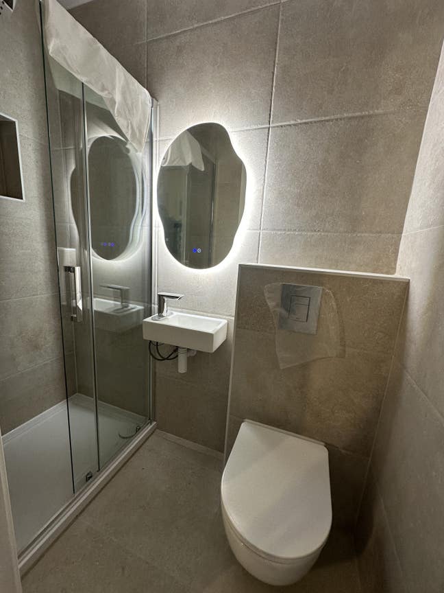 Brand new acoustic en suite rooms with WFH office  Main Photo